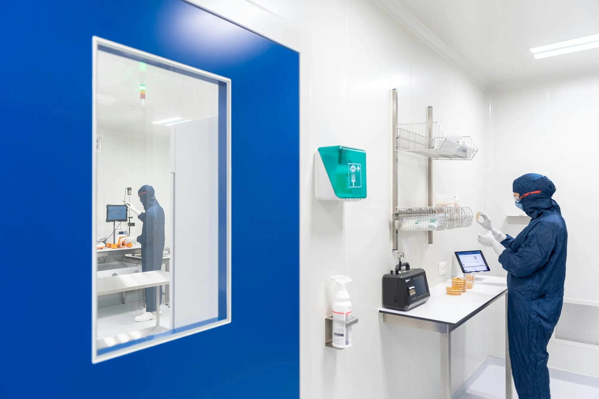 Laboratorium z pracownikiem w stroju ochronnym